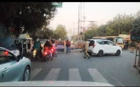 मथुरा वृन्दावन के मुख्य मार्ग पर बैरियर लगाकर पुलिस कर्मियों के साथ खड़े होते बिन वर्दी के सिपाही