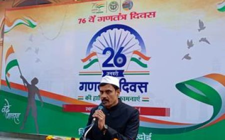 जिलाधिकारी ने कलेक्ट्रेट परिसर में फहराया तिरंगा