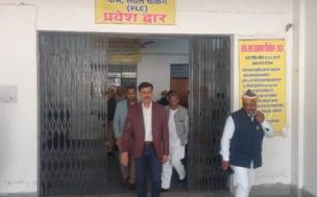 जिलाधिकारी ने किया वेयरहाउस का निरीक्षण