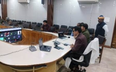 जिलाधिकारी ने पंचायत सहायकों से की सीधी बात