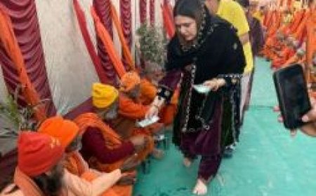 प्रयागराज महाकुंभ के शिविरों में ‘मां सीता रसोई’ के द्वारा साधु-संतों को भोजन करा रही हैं प्रख्यात समाजसेवी मनप्रीत कौर