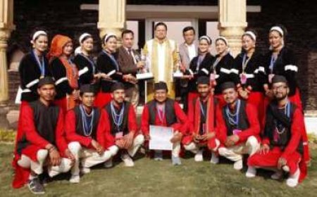 सीएम धामी से उत्तराखण्ड की “सांस्कृतिक विरासत एवं साहसिक खेल” झांकी के कलाकारों ने की भेंट