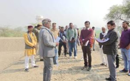 ग्राम विकास की नई दिशा: जमीन पर उतरकर काम करें अधिकारी - डॉ0 हीरा लाल