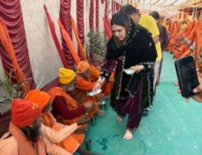 प्रयागराज महाकुंभ के शिविरों में ‘मां सीता रसोई’ के द्वारा साधु-संतों को भोजन करा रही हैं प्रख्यात समाजसेवी मनप्रीत कौर