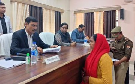 जिलाधिकारी व पुलिस अधीक्षक ने समाधान दिवस में लोगों की समस्याएं सुनी