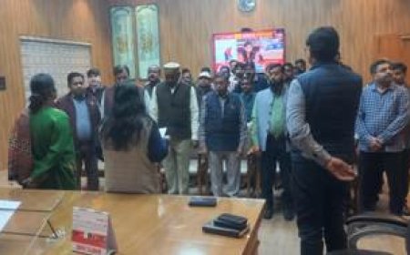 दिवंगत लिपिक के लिए रखा गया दो मिनट का मौन