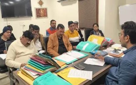 आगामी पर्व और त्योहारों को लेकर नगर आयुक्त ने की बैठक