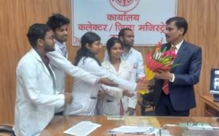 मेडिकल कॉलेज के विद्यार्थियों ने जिलाधिकारी को सौंपा निमंत्रण पत्र