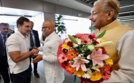 लखनऊ पहुंचने पर लोकसभा नेता प्रतिपक्ष राहुल गांधी का कांग्रेस कार्यकर्ताओं ने किया स्वागत