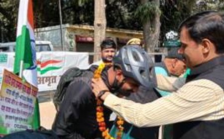 जिलाधिकारी ने हरी झंडी दिखाकर अभिषेक को यात्रा के लिए किया रवाना