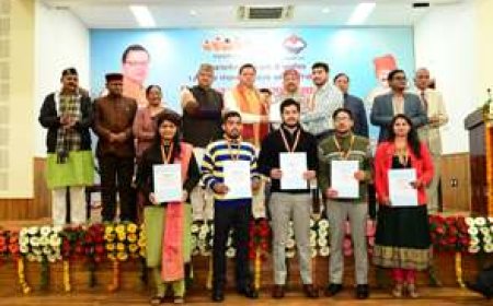 सीएम धामी ने नवचयनित ग्राम पंचायत विकास अधिकारियों को सौंपे नियुक्ति पत्र