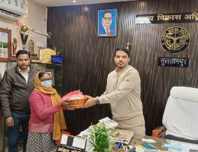 क्षय रोगियों को सीडीओ अंकुर कौशिक ने लिया गोद, दिया पौष्टिक आहार किट