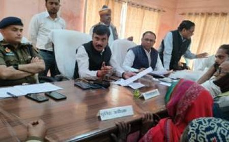 जिलाधिकारी व पुलिस अधीक्षक ने लोगों की सुनी समस्याएं