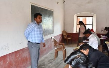 जिलाधिकारी ने परीक्षा केन्द्र रतनसेन इन्टर कालेज का किया निरीक्षण