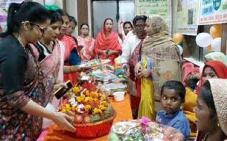 गर्भवती महिलाओं की डीएम ने की गोदभराई