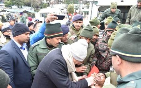 सीएम धामी ने माणा पास स्थित घटना स्थल का किया निरीक्षण, मजदूरों का जाना हालचाल