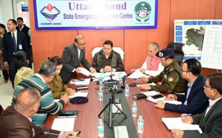 सीएम धामी ने राज्य आपदा परिचालन केंद्र पहुंचकर आपदा प्रबंधन के कार्यों का लिया अपडेट