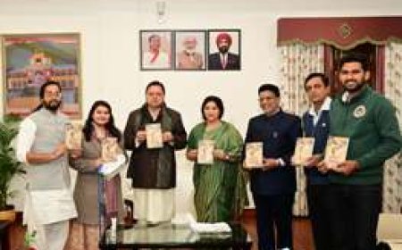 सीएम धामी ने युवा लेखक जय प्रकाश पांडेय के कहानी संग्रह ‘भूले बिसरे मतवाले’ का किया विमोचन