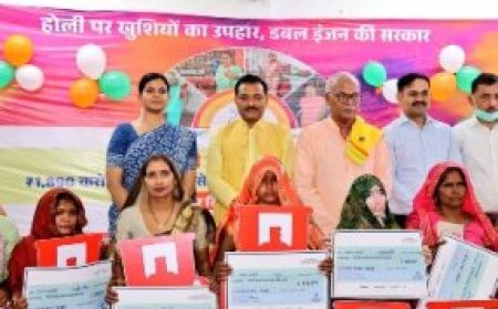 प्रधानमंत्री उज्ज्वला योजना के लाभार्थियों को वितरित किया गया सब्सिडी का प्रतीकात्मक चेक