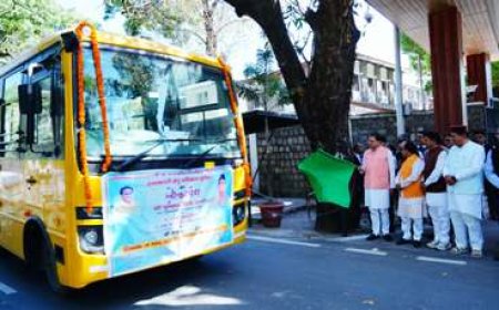 सीएम धामी ने विद्यालयों में परिवहन सुविधा हेतु 15 बसों का किया फ्लैग ऑफ