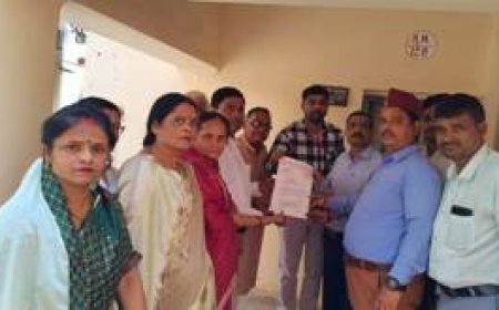 उत्तर प्रदेशीय चतुर्थ श्रेणी राज्य कर्मचारी महासंघ वाराणसी शाखा ने मुख्यमंत्री को सौंपा ज्ञापन