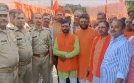 औरंगजेब को नायक बताने वालों पर भड़के देव प्रकाश शुक्ला