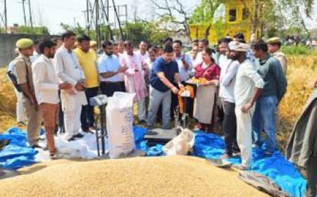 जिलाधिकारी ने मोबाइल गेहूं क्रय केंद्र का निरीक्षण कर गेहूं खरीद का किया शुभारम्भ