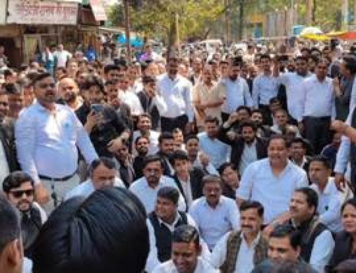 मथुरा में वकीलों का हंगामा: चौकी प्रभारी के केस दर्ज करने पर अधिवक्ताओं ने लगाया जाम