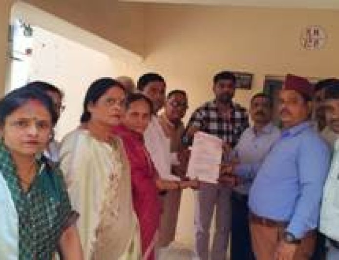 उत्तर प्रदेशीय चतुर्थ श्रेणी राज्य कर्मचारी महासंघ वाराणसी शाखा ने मुख्यमंत्री को सौंपा ज्ञापन