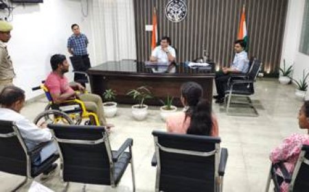 डीएम ने जनसामान्य की समस्याओं को सुन कराया निराकरण