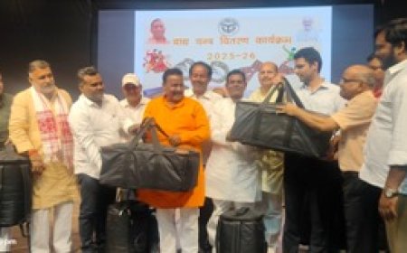 सीडीओ एवं जिलाध्यक्ष द्वारा वितरित किये गये वाद्य यंत्र