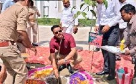 विश्व पृथ्वी दिवस पर डीएम ने किया पौधरोपण, बोले-‘अब हर हाथ लगाएं पेड़’