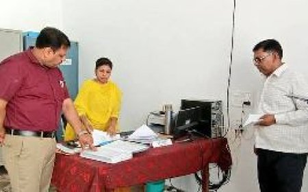 जिलाधिकारी ने कलेक्ट्रेट कार्यालय का किया आकस्मिक निरीक्षण