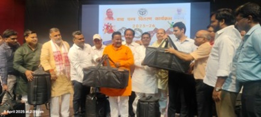 सीडीओ एवं जिलाध्यक्ष द्वारा वितरित किये गये वाद्य यंत्र
