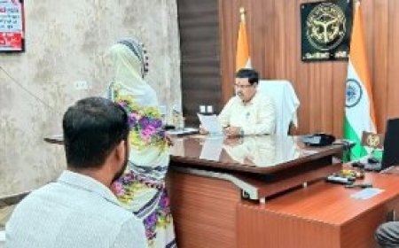 जिलाधिकारी ने जनसुनवाई के दौरान शिकायतकर्ताओं की सुनी समस्याएं