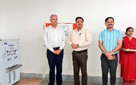कलेक्ट्रेट परिसर में स्थापित वाटर कूलर व आरओ का जिलाधिकारी ने किया उद्घाटन
