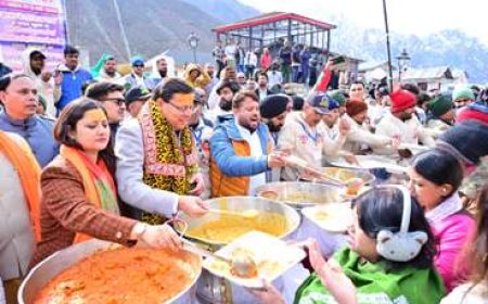 केदारनाथ में मुख्य सेवक भंडारा में सीएम धामी ने श्रद्धालुओं को वितरित किया प्रसाद
