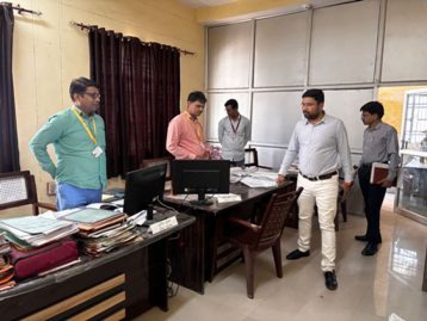 मुख्य विकास अधिकारी ने विकास भवन स्थित कार्यालयों का किया औचक निरीक्षण