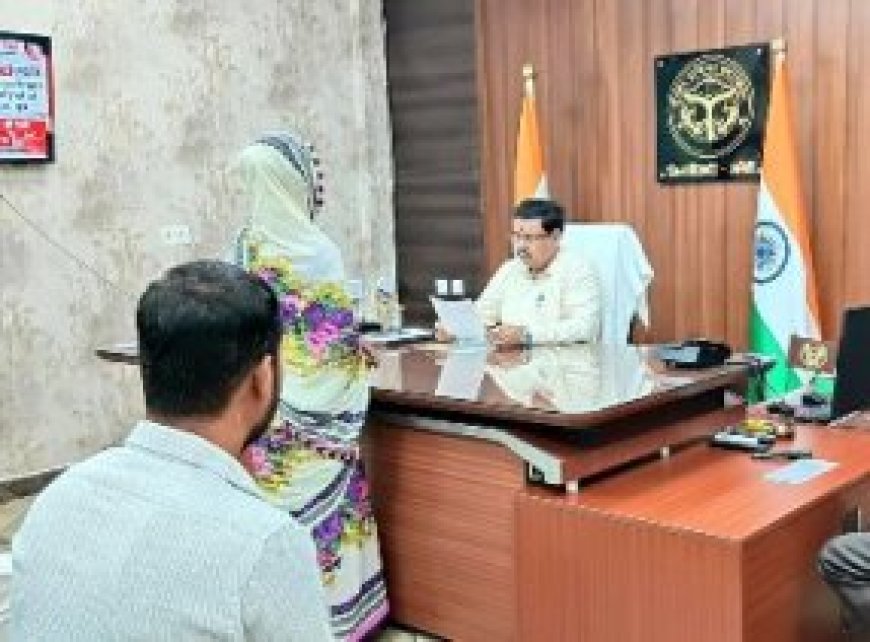 जिलाधिकारी ने जनसुनवाई के दौरान शिकायतकर्ताओं की सुनी समस्याएं