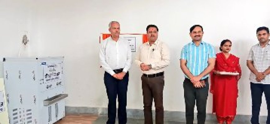 कलेक्ट्रेट परिसर में स्थापित वाटर कूलर व आरओ का जिलाधिकारी ने किया उद्घाटन