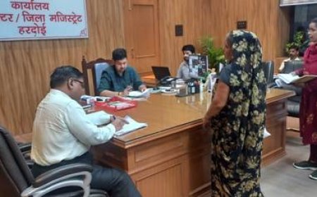 जन सुनवाई में आयुष्मान का शतक पूरा, जिलाधिकारी ने सुनी लोगों की समस्याएं