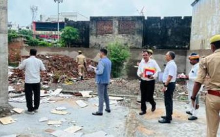 जिलाधिकारी ने बैनामे का किया निरीक्षण