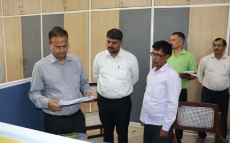 जिलाधिकारी ने कलेक्ट्रेट भवन स्थित विभिन्न पटलों का किया आकस्मिक निरीक्षण