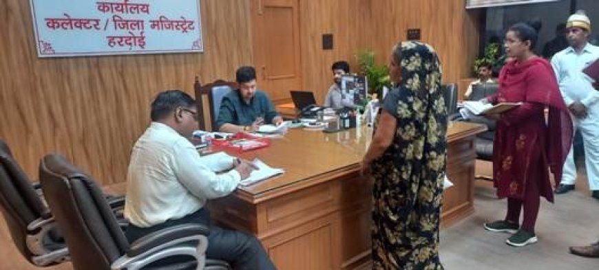 जन सुनवाई में आयुष्मान का शतक पूरा, जिलाधिकारी ने सुनी लोगों की समस्याएं