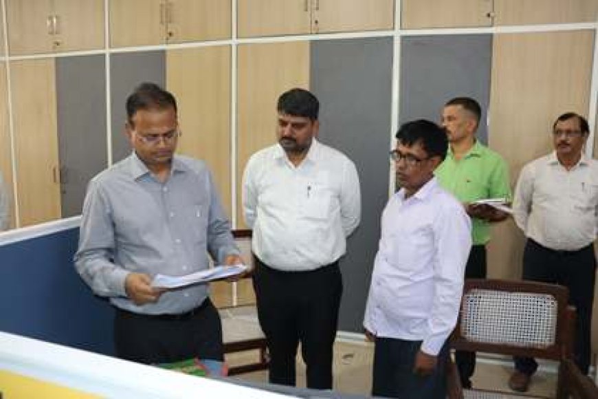 जिलाधिकारी ने कलेक्ट्रेट भवन स्थित विभिन्न पटलों का किया आकस्मिक निरीक्षण