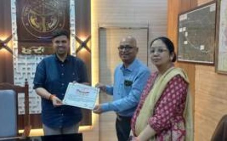 जिलाधिकारी ने मुख्य पशु चिकित्सा अधिकारी को प्रशस्ति पत्र देकर किया सम्मानित