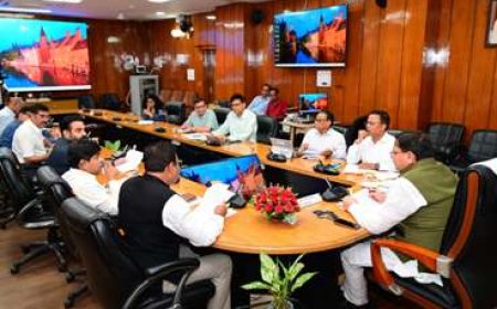 सीएम धामी ने की उत्तर प्रदेश एवं उत्तराखण्ड राज्य के मध्य अवशेष आस्तियों एवं दायित्वों के मामलों की समीक्षा