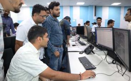 जिला मजिस्ट्रेट ने कांवड़ यात्रा को लेकर आईसीसीसी में बनाए गये कन्ट्रोल रूम का किया औचक निरीक्षण