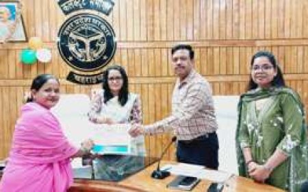 डीएम के हाथों सम्मानित हुईं 08 आंगनबाड़ी कार्यकत्री