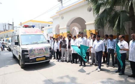 जिलाधिकारी ने पशुओं को संक्रामक रोगों से बचाने हेतु मोबाइल पशु चिकित्सालय वैन को दिखाई हरी झण्डी